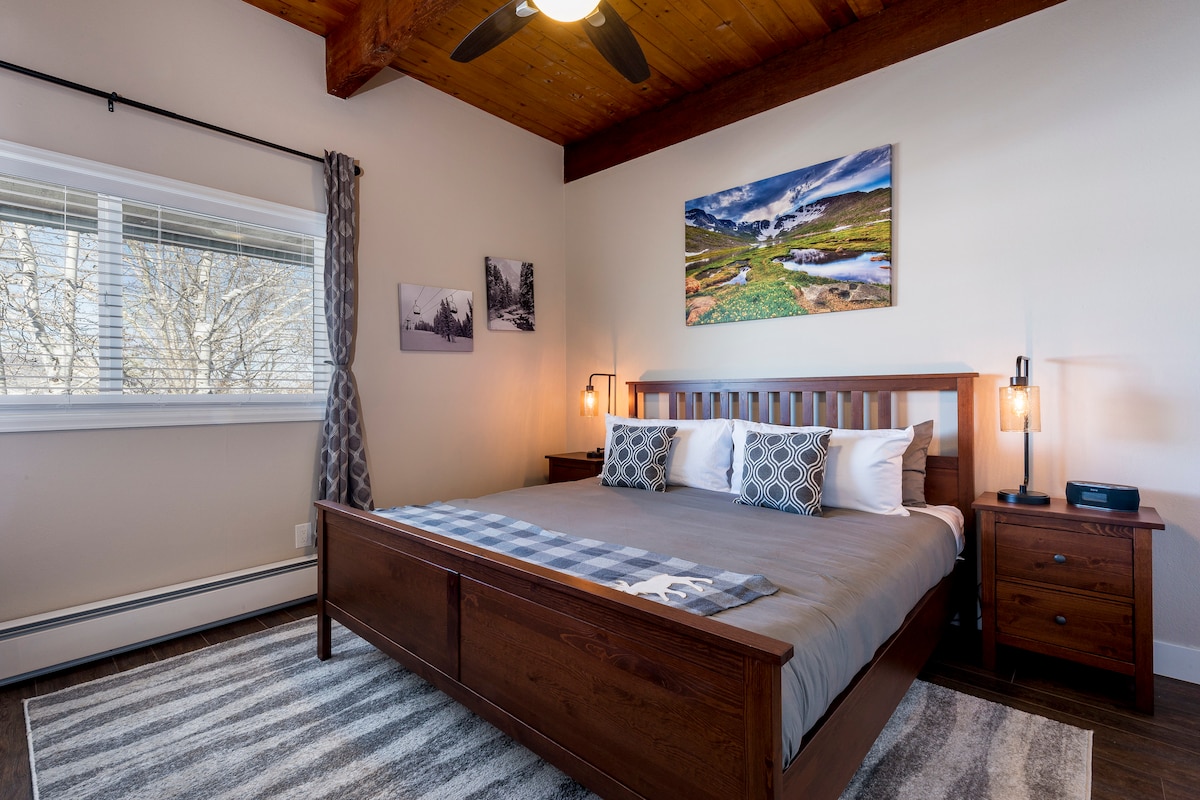 غرفة نوم بسرير كبير وإطلالات جميلة.