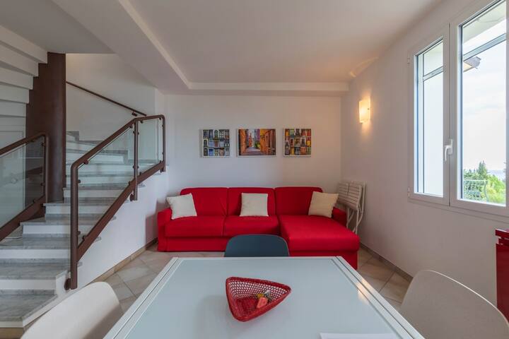 Rozkladacia pohovka pre dvojlôžko v obývačke