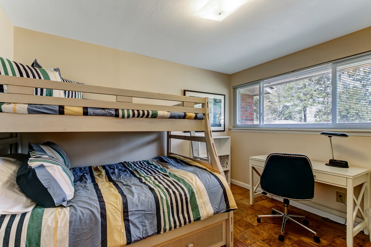 חדר שינה 4 - חדר שינה עם שתי מיטות יחיד ומגירה זוגית נפתחת