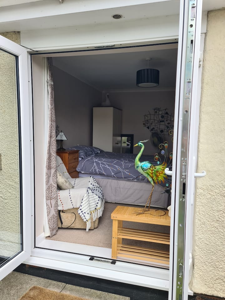 Entrada propia al dormitorio con televisión y baño privado 