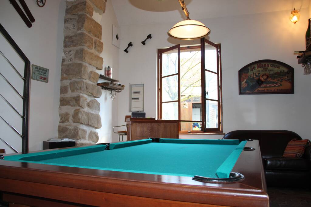 Salle dédiée au billard avec chaine hifi pour les soirées festives