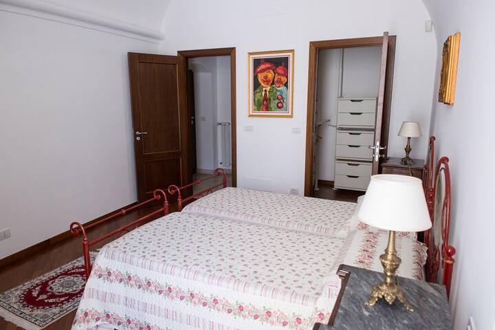 Podrobnosti spálne so samostatnými lôžkami a šatníkom