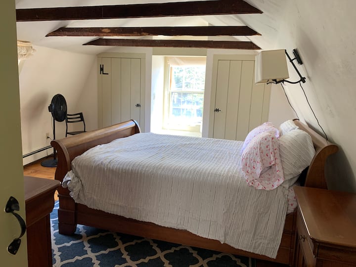 La chambre au troisième étage dispose d'un lit Queen Size