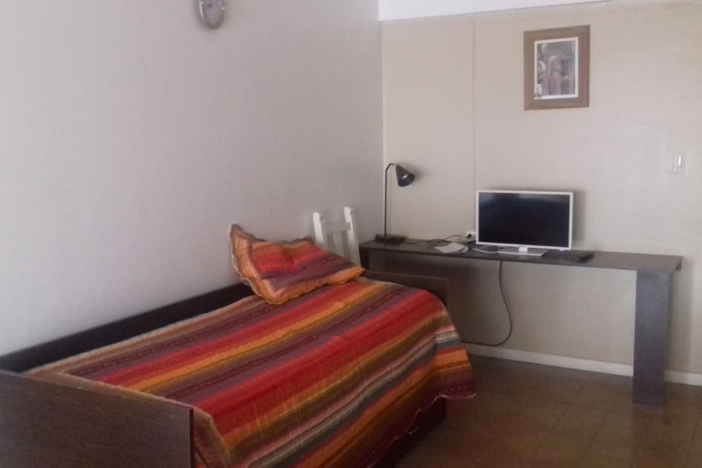 Dos camas con colchón de una plaza en el Living (una escondida para dar más espacio).