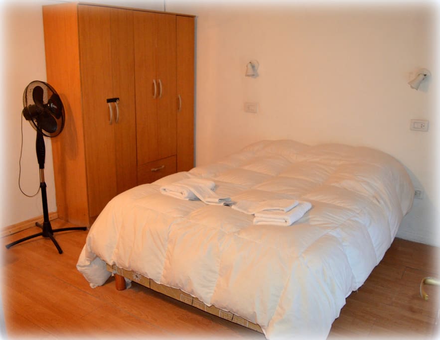 cuarto matrimonial amplio, toallas y toallones, ventilador y ropero.