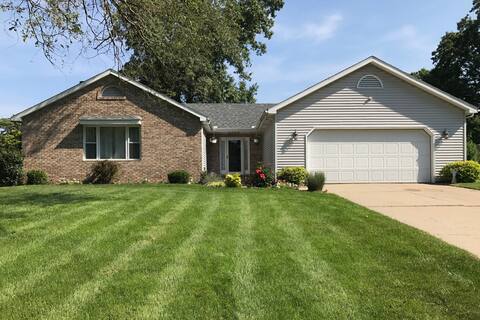 COZY HOME NEAR CAMPUS THAT SLEEPS 12+!!!!