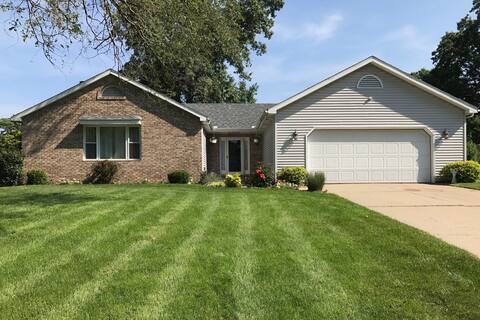 COZY HOME NEAR CAMPUS THAT SLEEPS 12+!!!!