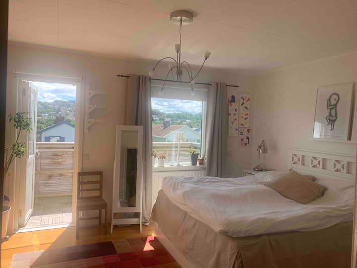 Masterbedroom med en 180 säng med stor tillhörande balkong där du kan se till centrum! 