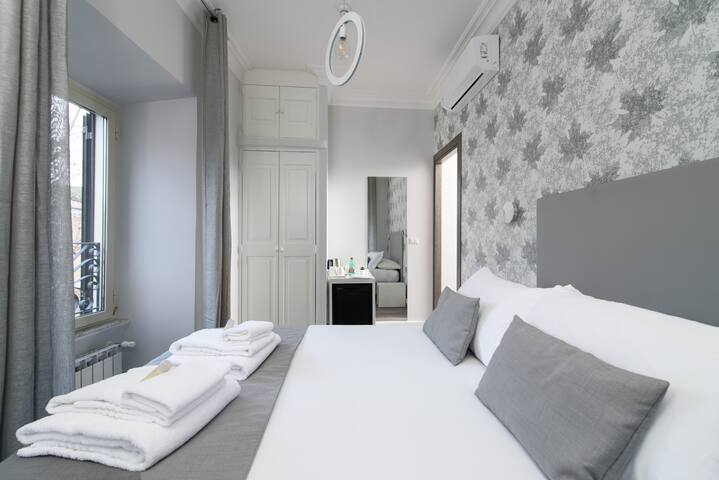 8 bedrooms apartment in front of metro station gallery image 5