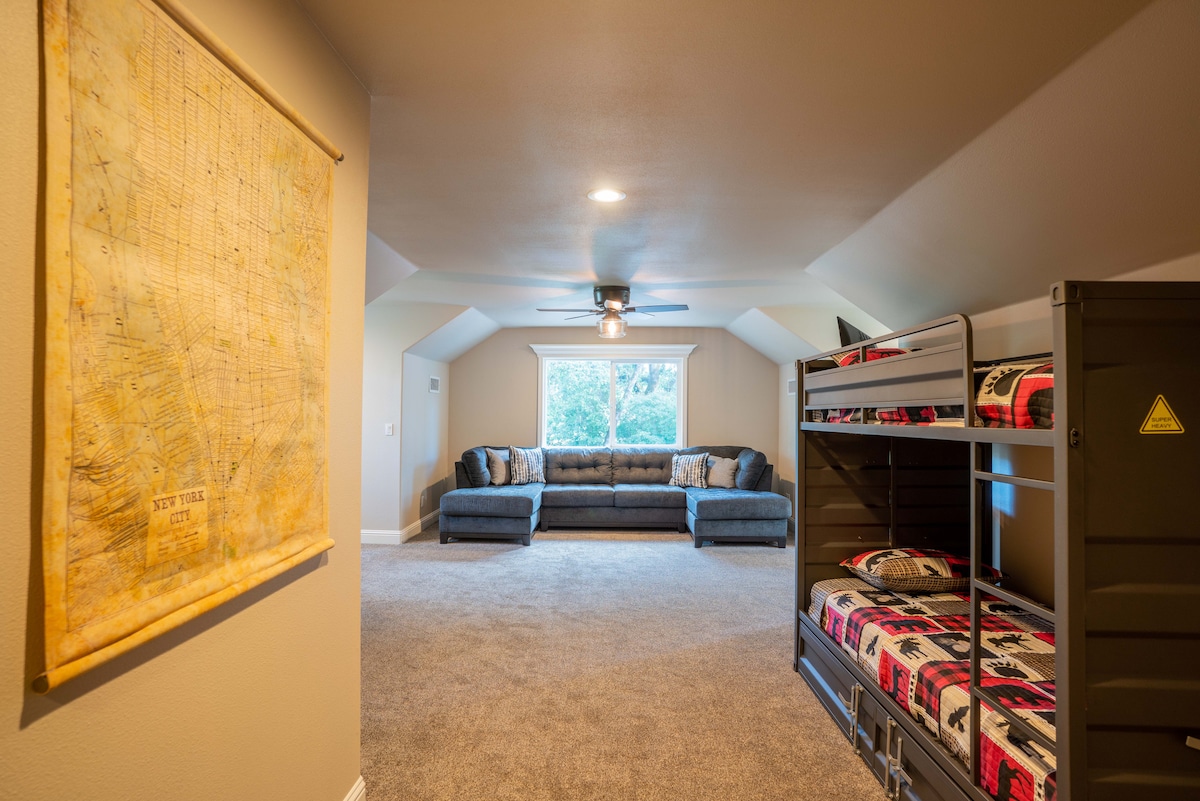 Dhomë në katin e sipërm me dy krevate marinarë, 1/2 banjë, divan të madh e të rehatshëm dhe televizor.