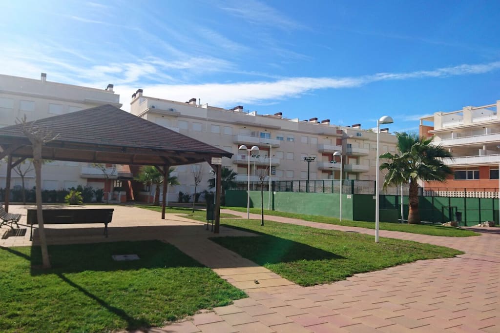 pistas de padel, centro social y dos piscinas, una para pequeños.