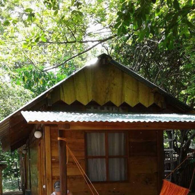 Cabaña independiente con baño incluido.
