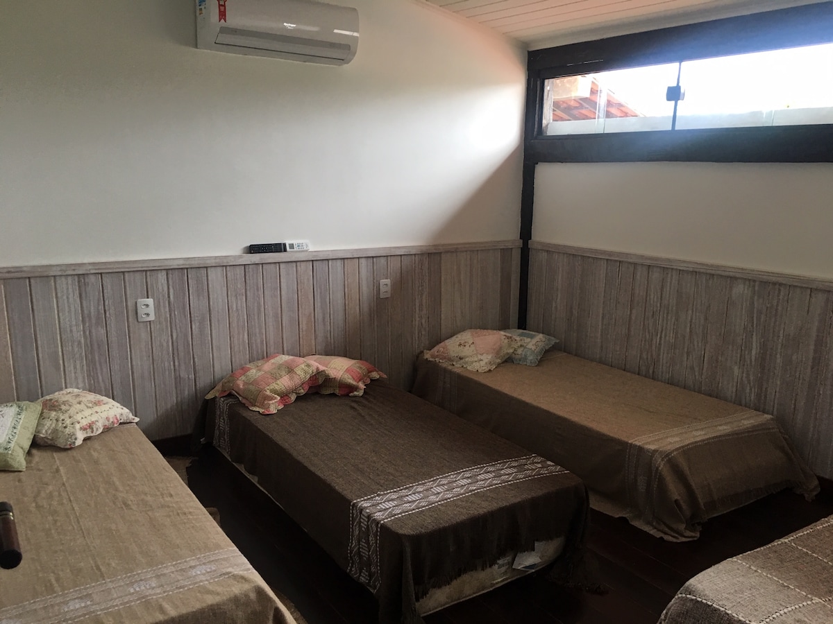 غرفة 5 مع 3 أسرّة فردية