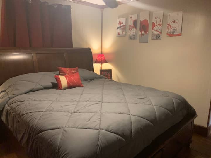 חדר שינה 2 עם מיטת קינג