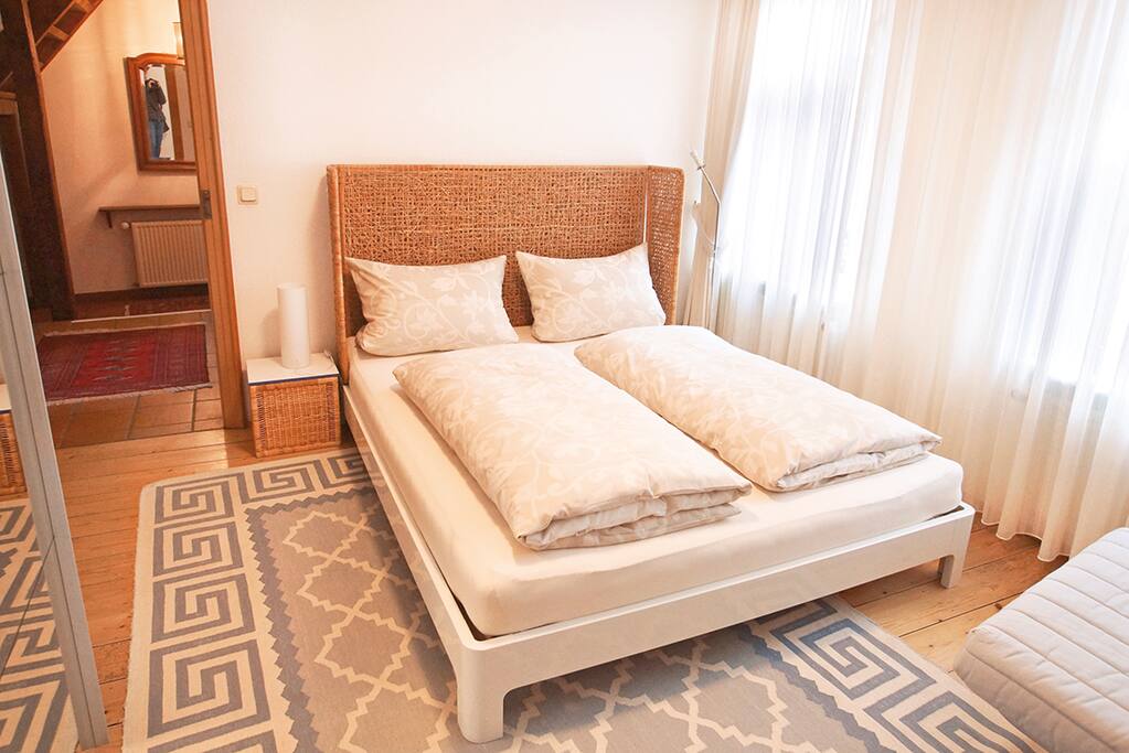 Abgeschlossenes Schlafzimmer
mit Doppelbett 180 cm breit
1 Spiegelschiebetür-Schrank
2 Fenster ( 3 fach Verglasung)
zur ruhigen Straßenseite hin