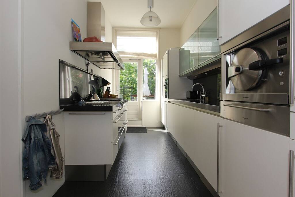 Compleet ingerichte moderne keuken op de eerste verdieping