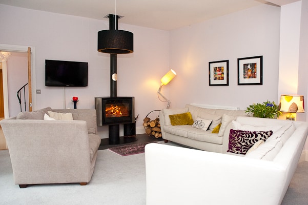 ห้องนั่งเล่นกว้างขวางแต่อบอุ่นพร้อมเตาเผาแบบไม้ 