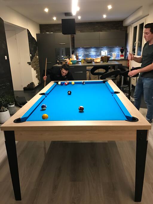 Cuisine salle à manger (billard qui se transforme en table si besoin)