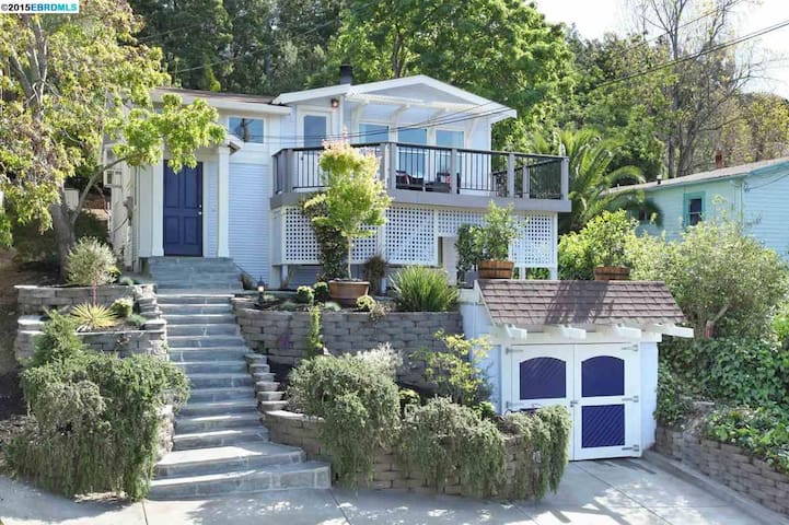 Charming Studio In-Law with Kitchenette and Deck