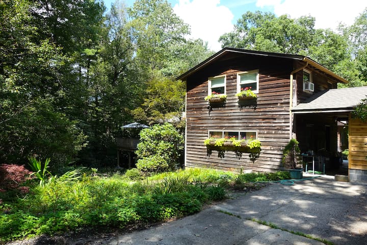Private Sunny Room in Boone — Artist's Garden Home