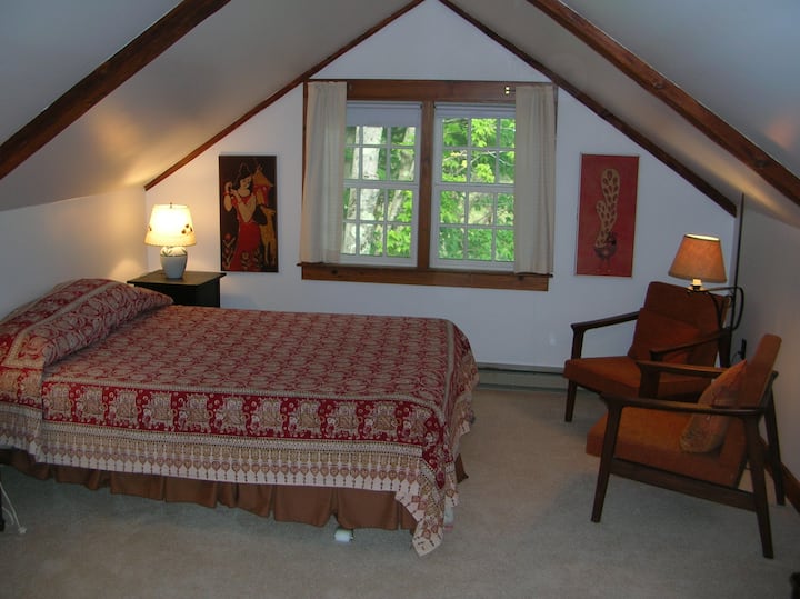 Suite oeste en la planta superior con cama tamaño queen