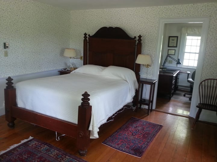 Dormitorio principal con cama tamaño queen