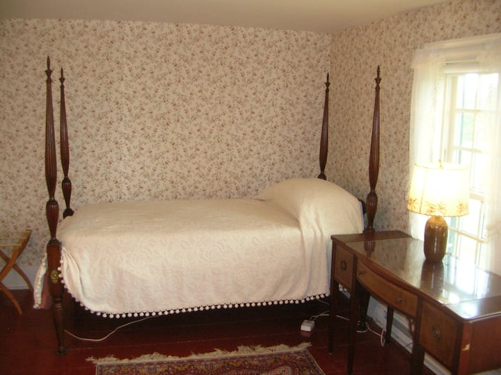 Dormitorio Ozzie y Harriet con dos camas con dos carteles