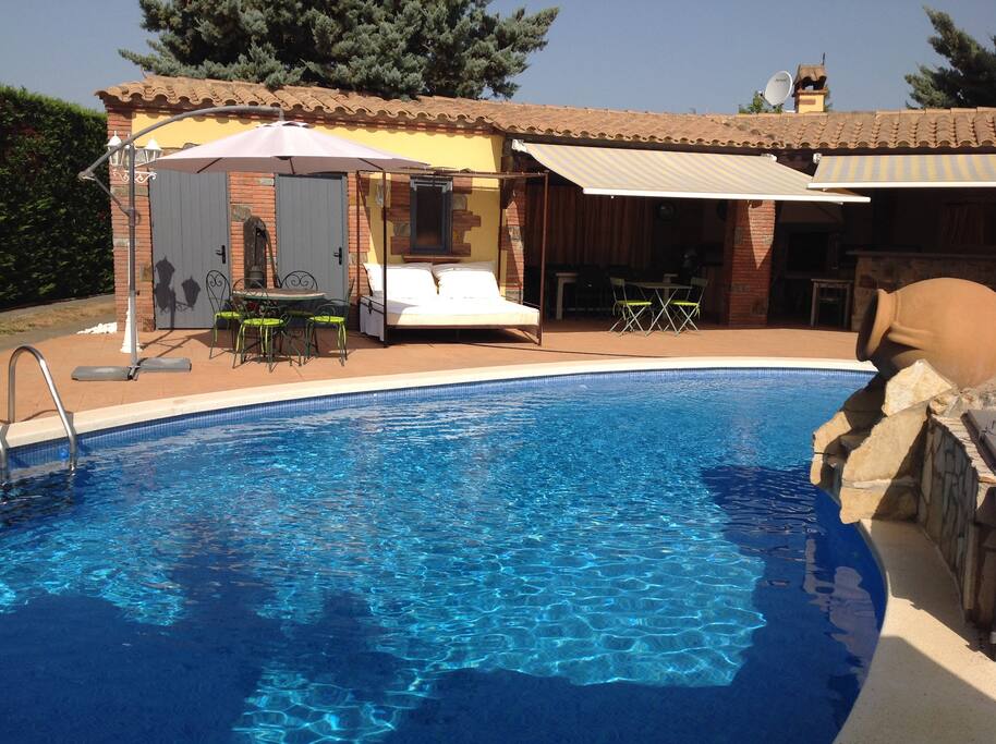 VILLA HAUT STANDING ENTIEREMENT CLIMATISEE ENTIEREMENT CLOS DANS UN PARC SECURISE