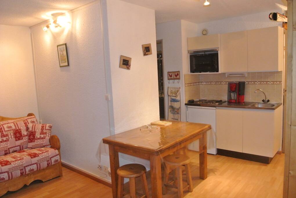 Kitchenette équipée.