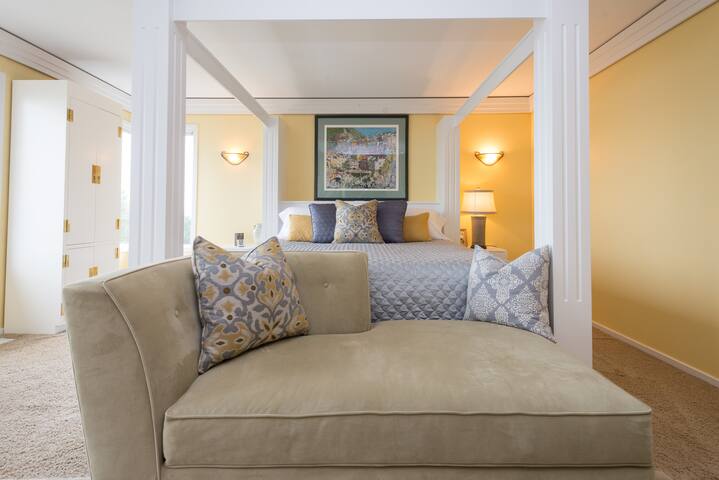 Flawless City and Mountains Views in West Seattle gallery image 5