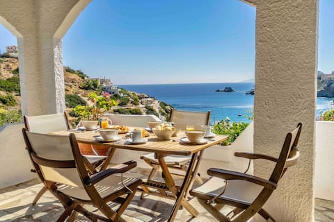 3 Bedroom house with Sea View-Wifi, 60m from Sea