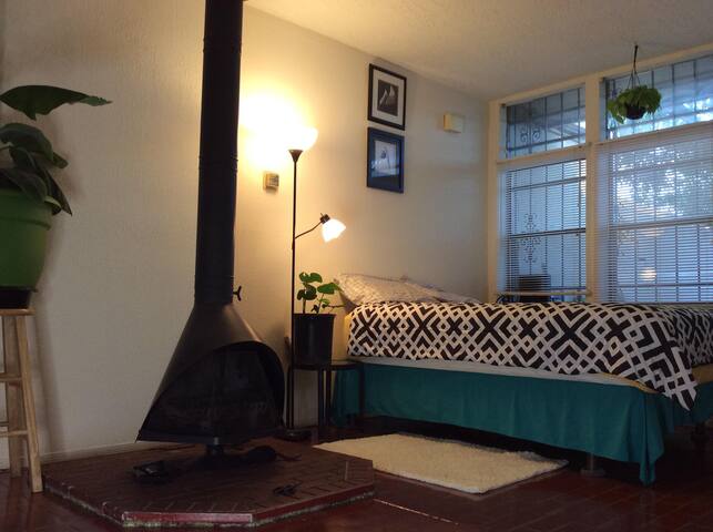 secluded ,entire studio,(UNM, Airport, NobHill)
