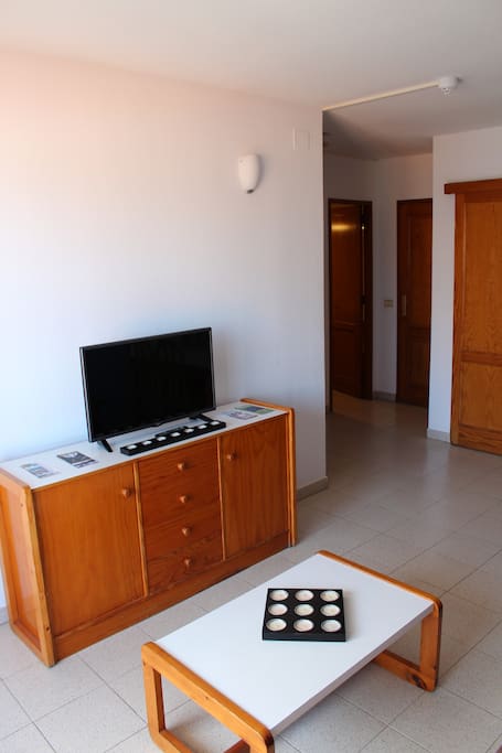 Detalle del mueble de TV y mesa de centro