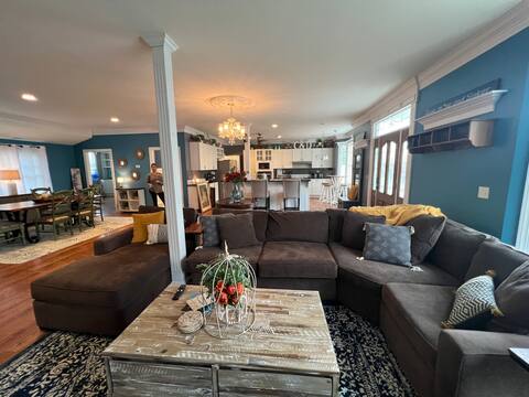 HOOK WINE & SINKER sleeps 14 w/ Boat Slip and Inn