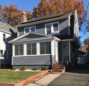 ★★Quiet and Cozy Room, Private Bath plus Parking