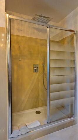 LeavingRoom | Amazing Penthouse suite in Trevi gallery image 3