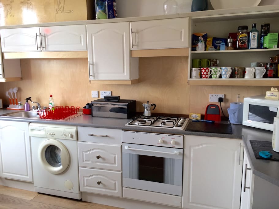 Gas hob, electric oven, microwave and washing machine with laundry powder supplied. You'll find a fresh loaf and some goodies in the bread bin too.