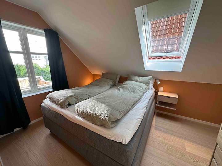 Dormitorio principal con una cama de 180x200, mesita de noche a ambos lados de la cama.