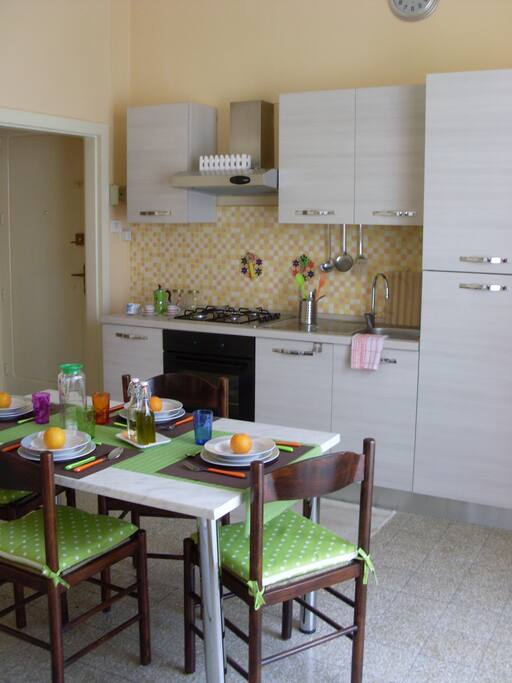 Cucina e tavolo da pranzo