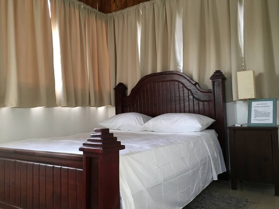 Cama tamaño Queen, confortable, cómoda, te invita a descansar.