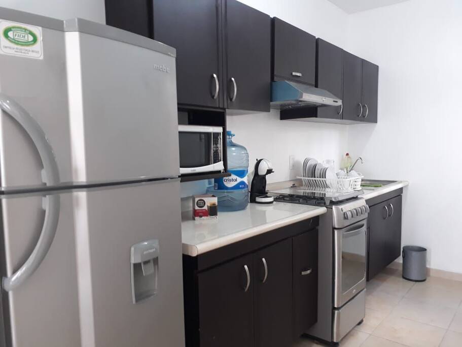 Contamos con una práctica cocina, al tamaño de tus necesidades. (Refrigerador, estufa, microondas)