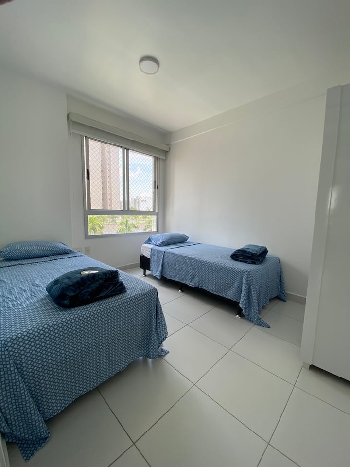 Segundo quarto com camas de solteiro, vista do Shopping Ponta Negra / Second bedroom with twin beds, Ponta Negra Mall view