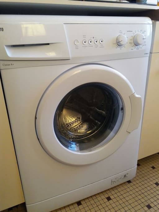 Lave linge à votre disposition. Lavez vos affaires si vous avez besoins. Vous pouvez laisser 3 euros pour les produits de lavage et l'entretien SVP