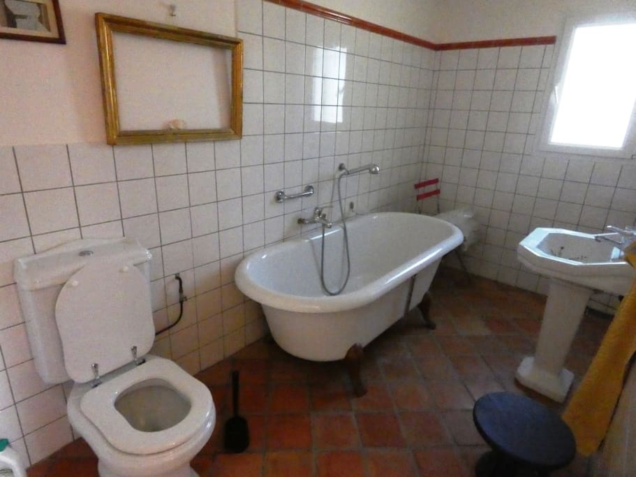 Salle de bains avec Baignoire et WC