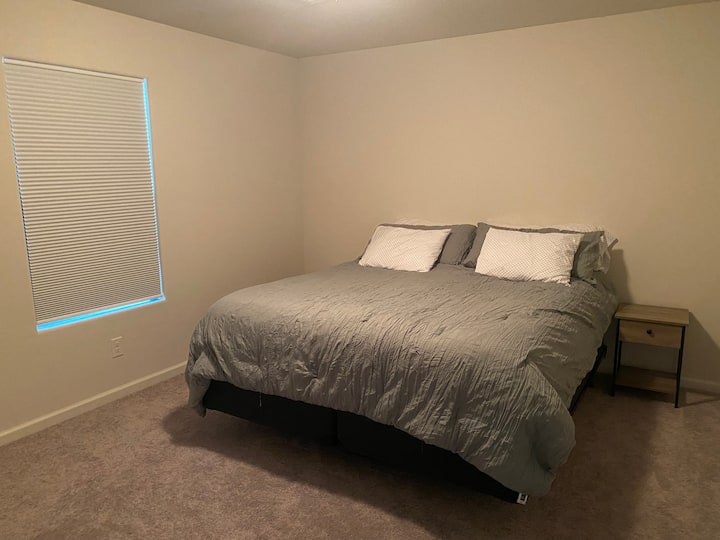 Dhoma kryesore e gjumit - 1 krevat dopio "king", dollap me rrota dhe banjë e kompletuar 