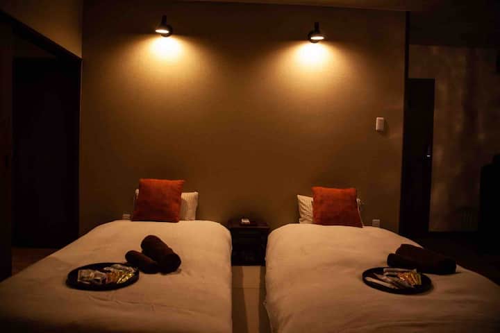 Достапни се и единечни кревети.
Некои соби имаат единечен кревет.