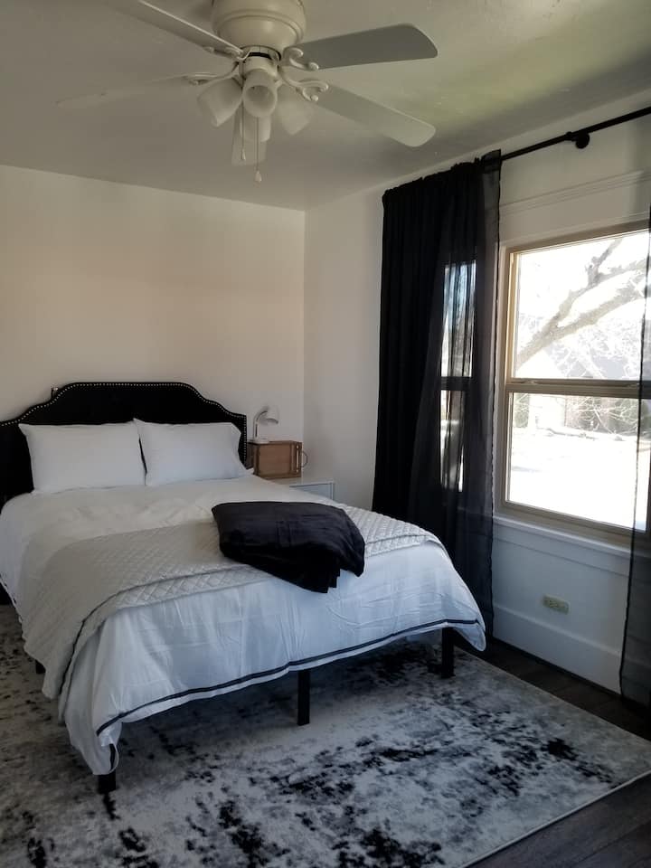 Das Zimmer mit Queensize-Bett, bereit für deine Ankunft. 