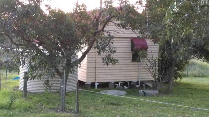 Self Contained Cottage quiet location. Close to