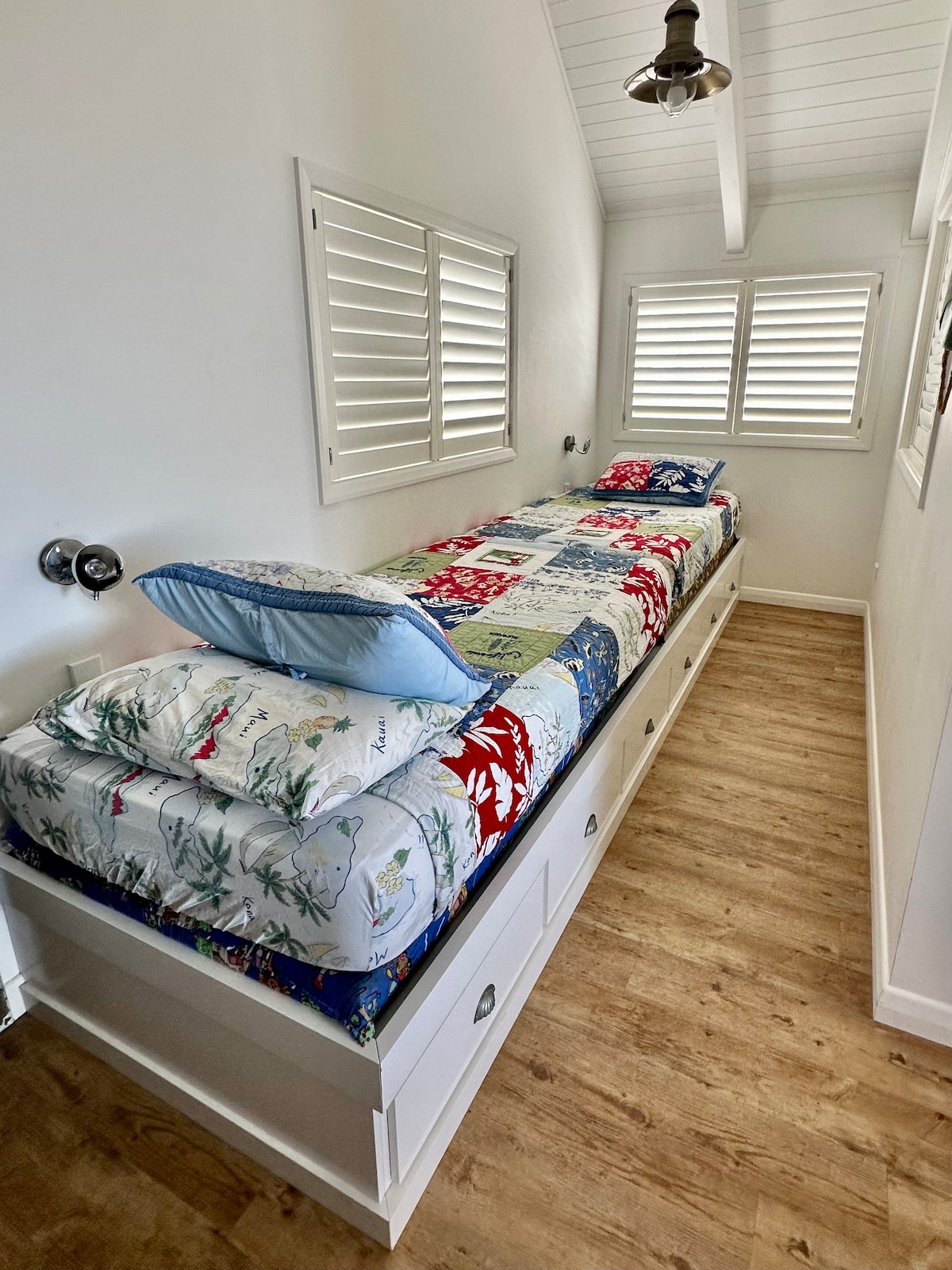 楼上四个单人床中，两个。 