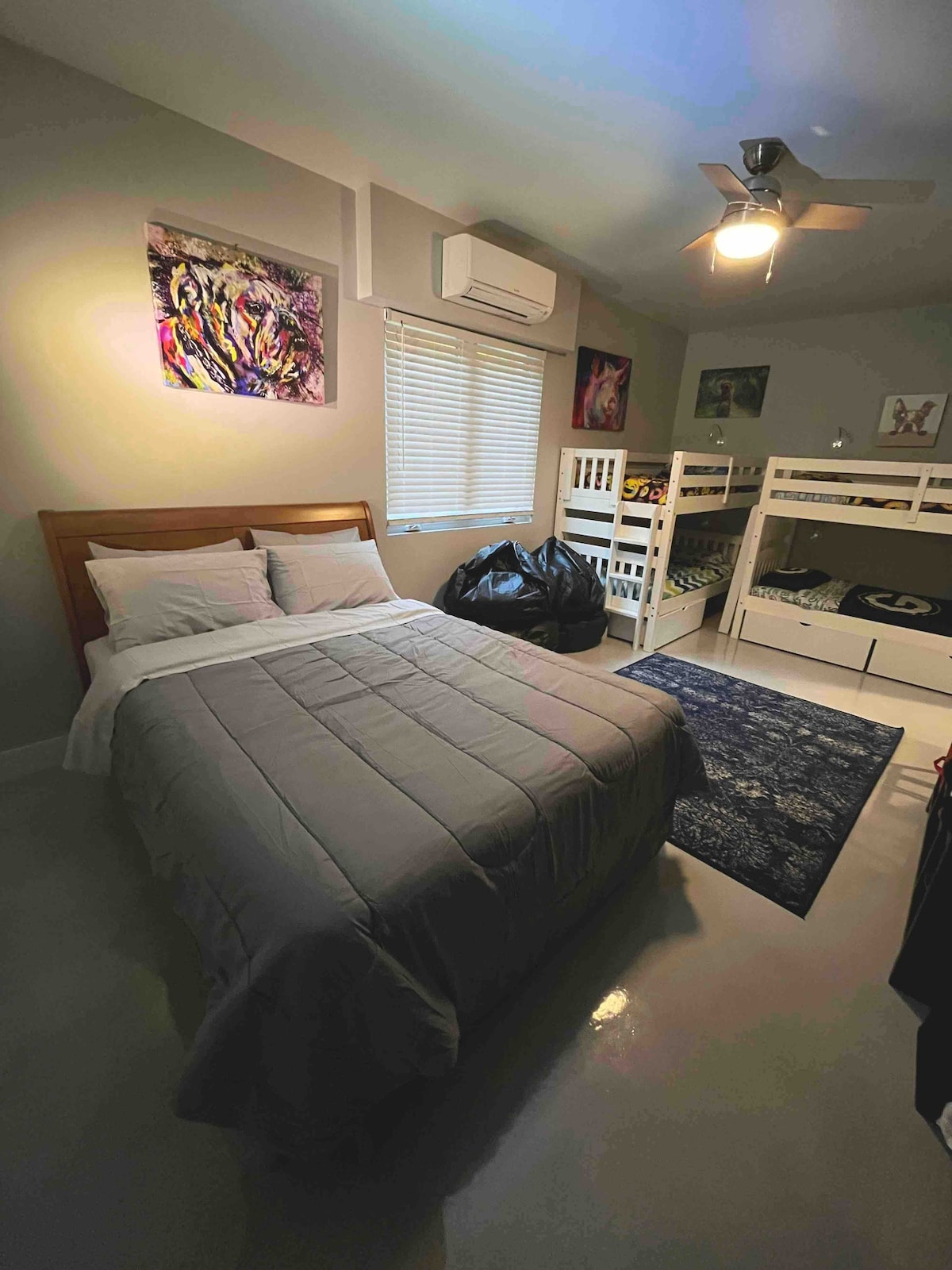 Questa è la camera a castello con un letto queen-size per 6 persone.